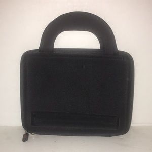 KR HARDSHELL IPAD /TABLET TRAVEL CASE HOLDS IPAD SECURELY IN PLACE FULL ZIPPER